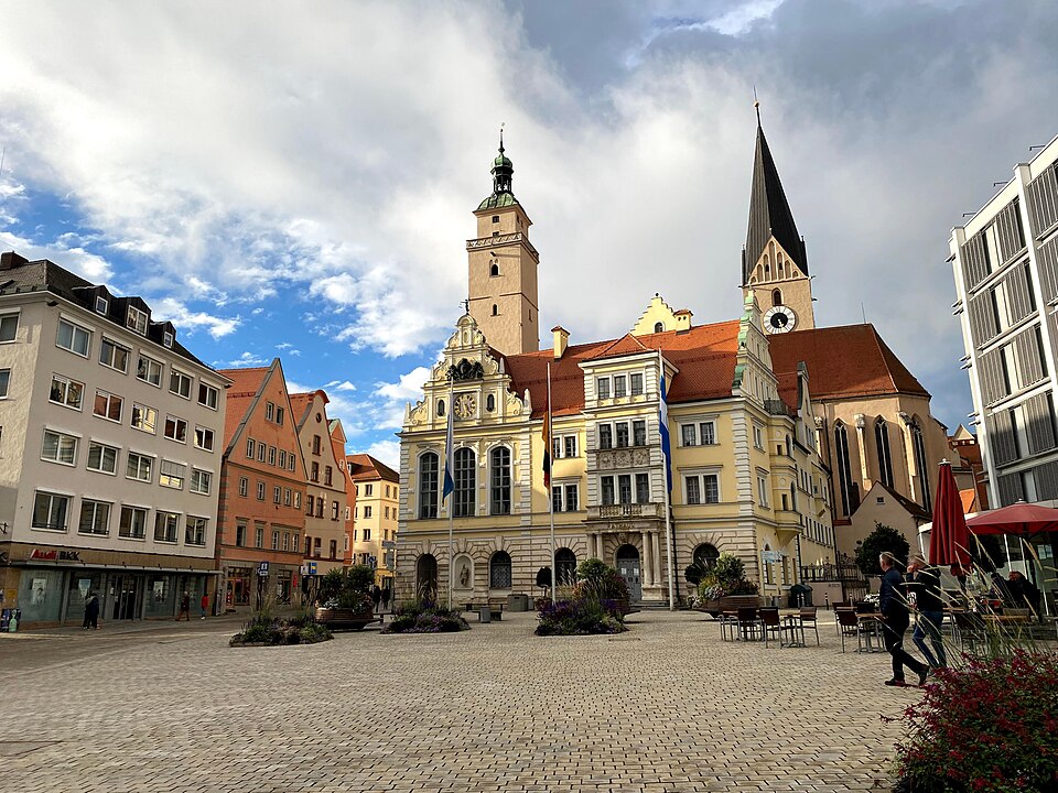 Umzug von Ingolstadt nach Zypern per Container: GER Ingolstadt Rathausplatz – Foto: -wuppertaler, CC BY-SA 4.0, via Wikimedia Commons Umzug von Ingolstadt nach Zypern per Container: GER Ingolstadt Rathausplatz