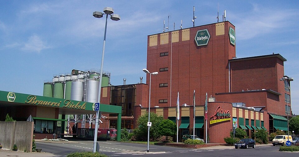 Umzug von Issum nach Zypern per Container: Brewery Diebels in Issum – Foto: Sven Tombers, CC BY 2.5, via Wikimedia Commons Umzug von Issum nach Zypern per Container: Brewery Diebels in Issum