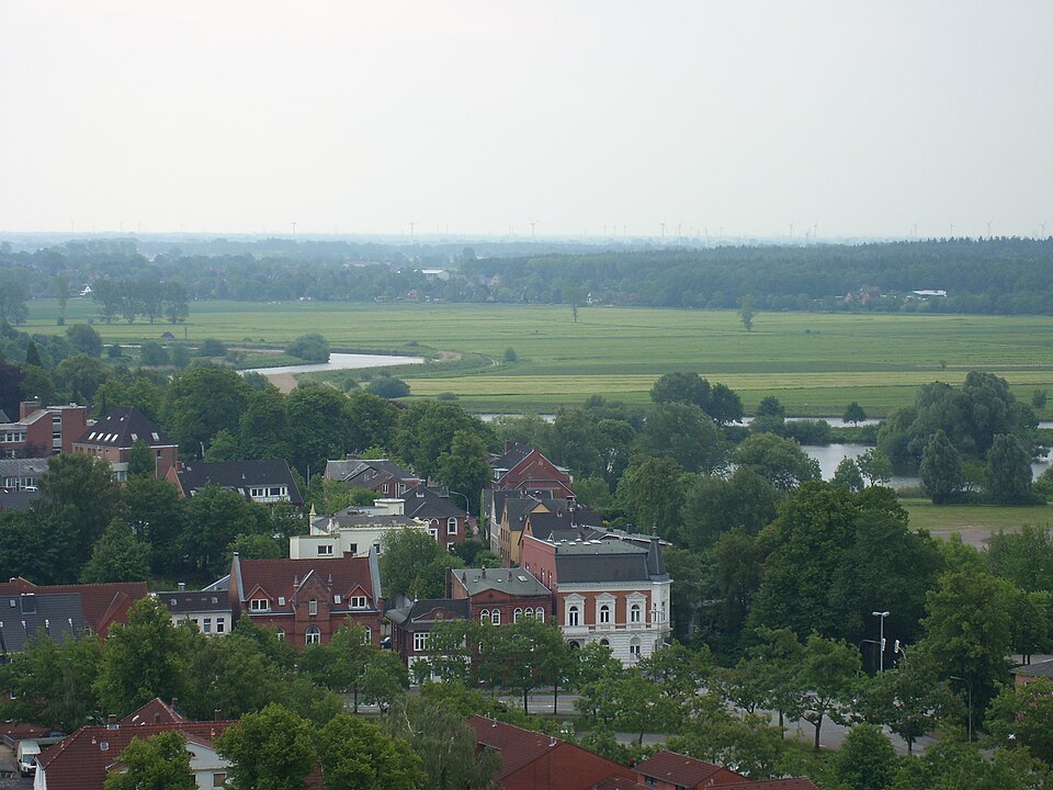 Umzug von Itzehoe nach Zypern per Container: Itzehoe Störniederung-und-Malzmüllerwiesenteich Mai – Foto: C.Löser, CC BY 3.0, via Wikimedia Commons Umzug von Itzehoe nach Zypern per Container: Itzehoe Störniederung-und-Malzmüllerwiesenteich Mai