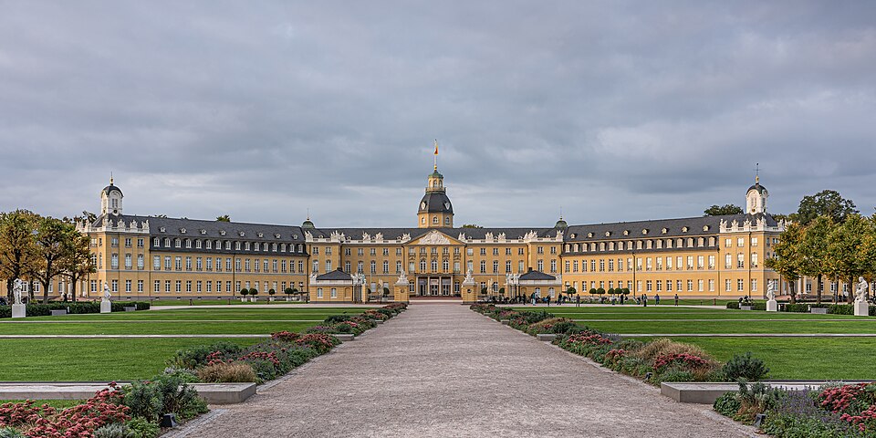 Umzug von Karlsruhe nach Zypern per Container: Karlsruhe Schloss Karlsruhe – Foto: A.Savin, FAL, via Wikimedia Commons Umzug von Karlsruhe nach Zypern per Container: Karlsruhe Schloss Karlsruhe