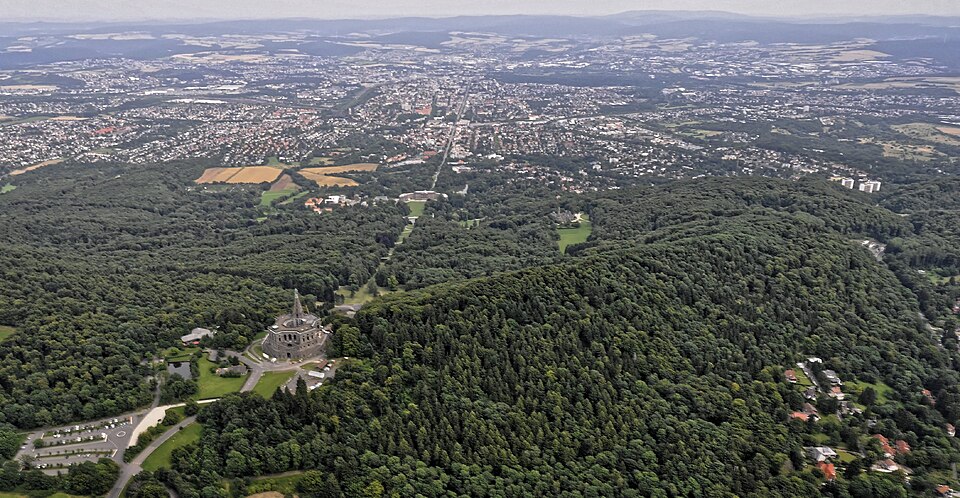 Umzug von Kassel nach Zypern per Container: Flug -Nordholz-Hammelburg by-RaBoe Herkules und Kassel – Foto: © Ra Boe / Wikipedia, CC BY-SA 3.0 de, via Wikimedia Commons Umzug von Kassel nach Zypern per Container: Flug -Nordholz-Hammelburg by-RaBoe Herkules und Kassel