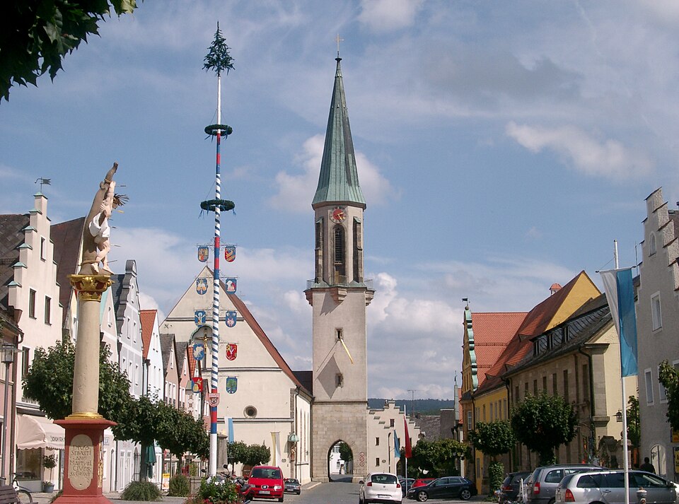Umzug von Kemnath nach Zypern per Container: Kemnath Stadtplatz – Foto: Kereul, CC BY-SA 4.0, via Wikimedia Commons Umzug von Kemnath nach Zypern per Container: Kemnath Stadtplatz