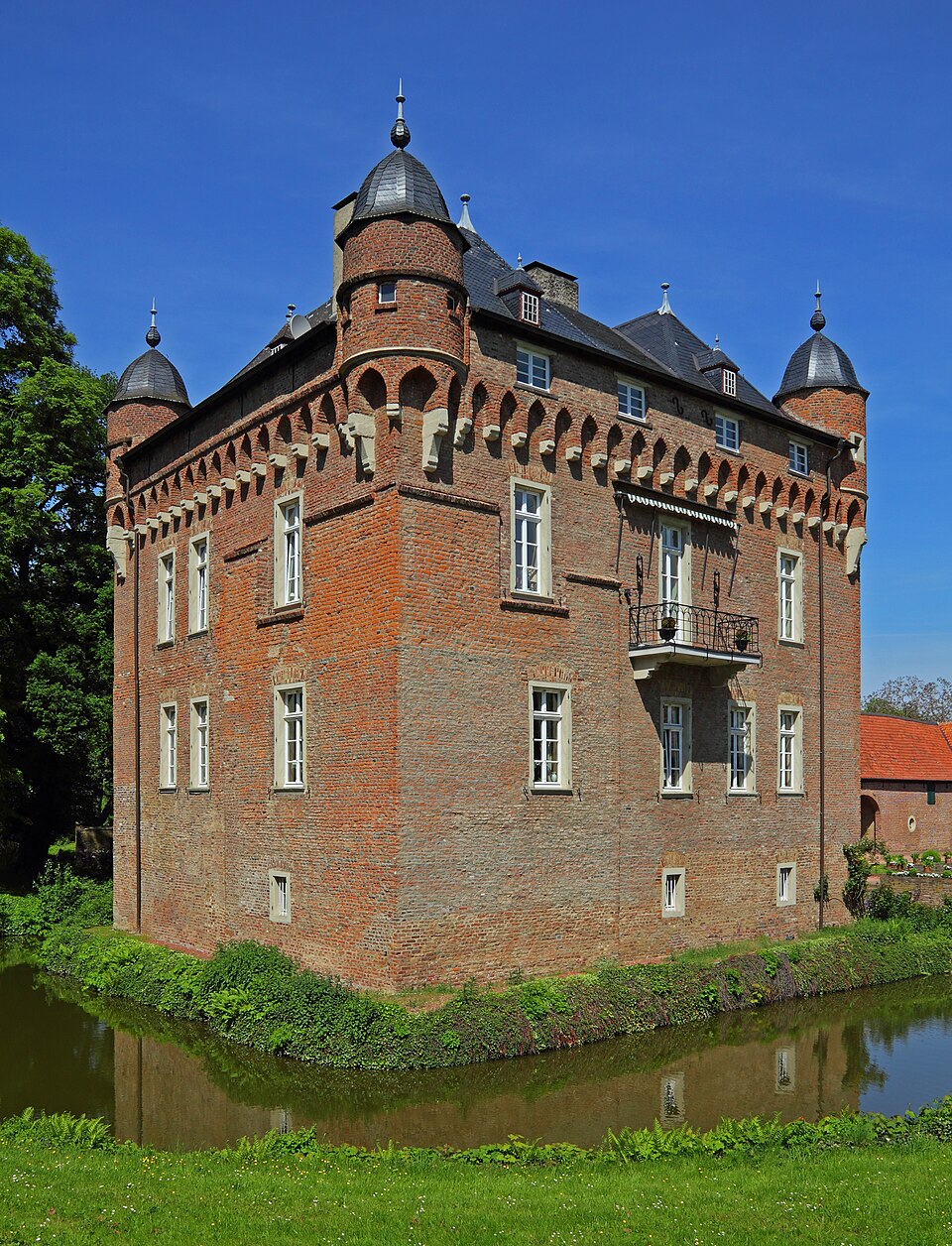 Umzug von Kerpen nach Zypern per Container: Kerpen Schloss Loersfeld Wasserburg – Foto: A.Savin, CC BY-SA 3.0, via Wikimedia Commons Umzug von Kerpen nach Zypern per Container: Kerpen Schloss Loersfeld Wasserburg
