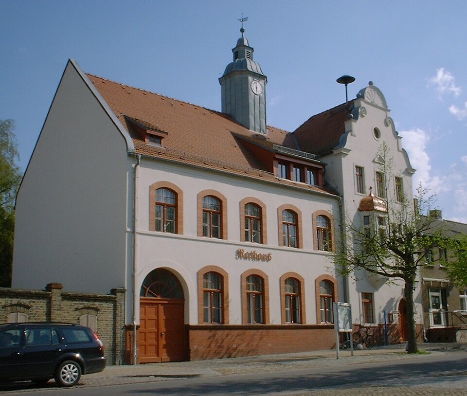 Umzug von Ketzin nach Zypern per Container: Ketzin Rathaus – Foto: Doris Antony, Berlin, CC BY-SA 3.0, via Wikimedia Commons Umzug von Ketzin nach Zypern per Container: Ketzin Rathaus