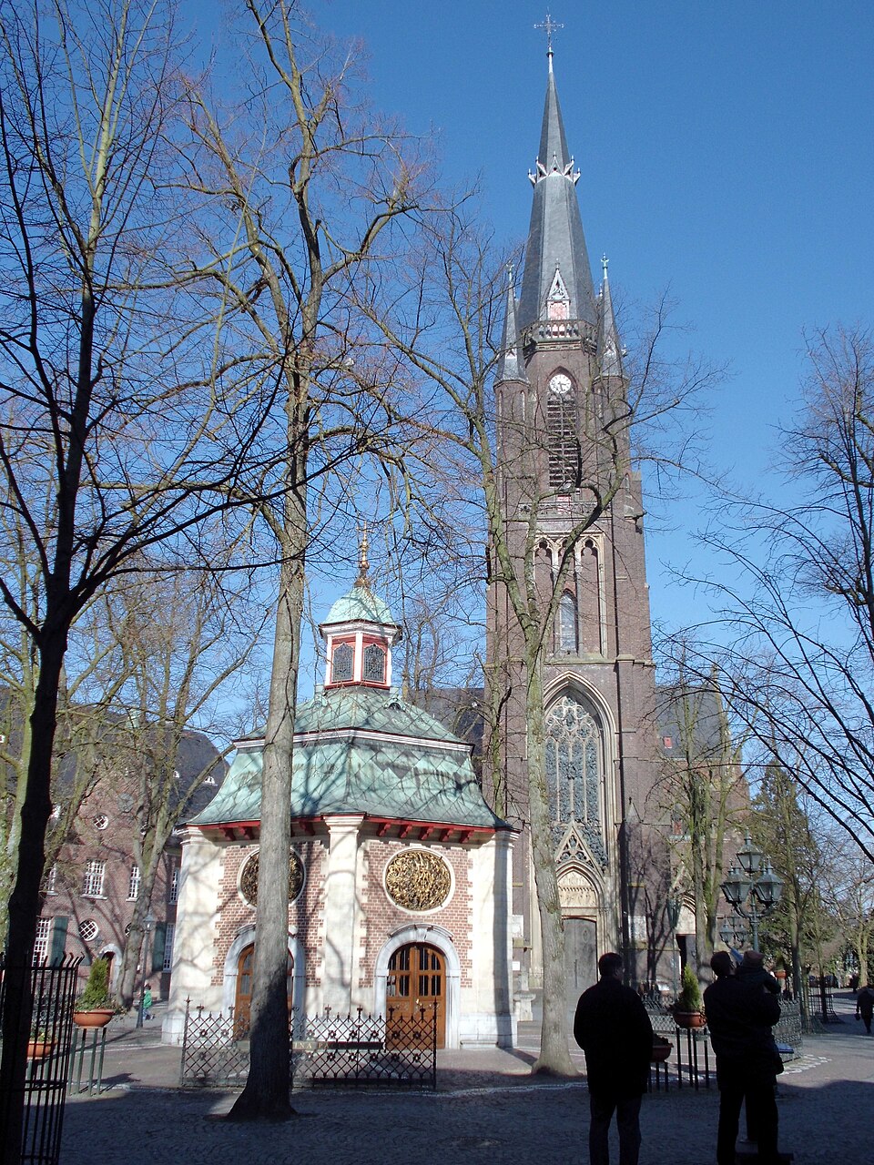 Umzug von Kevelaer nach Zypern per Palette: Basilika, Gnadenkapelle in Kevelaer – Foto: Pkw98, CC BY-SA 3.0, via Wikimedia Commons Umzug von Kevelaer nach Zypern per Palette: Basilika, Gnadenkapelle in Kevelaer