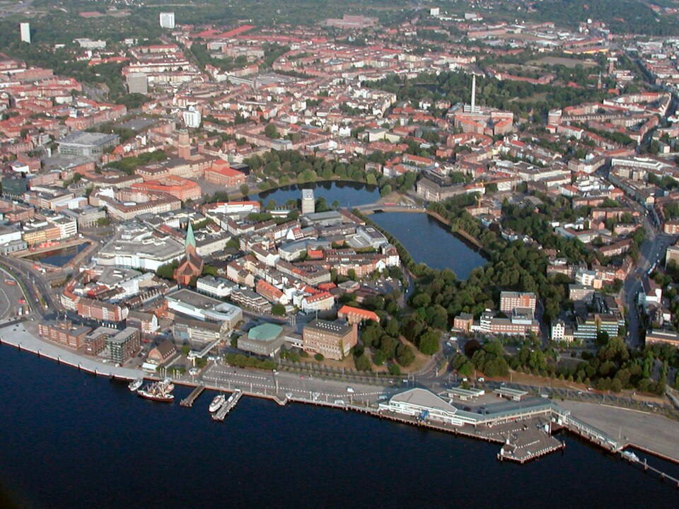 Umzug von Kiel nach Zypern per Container: Stadtansicht Kiel – Foto: Klaas Ole Kürtz (Drbashir117), CC BY-SA 2.5, via Wikimedia Commons Umzug von Kiel nach Zypern per Container: Stadtansicht Kiel