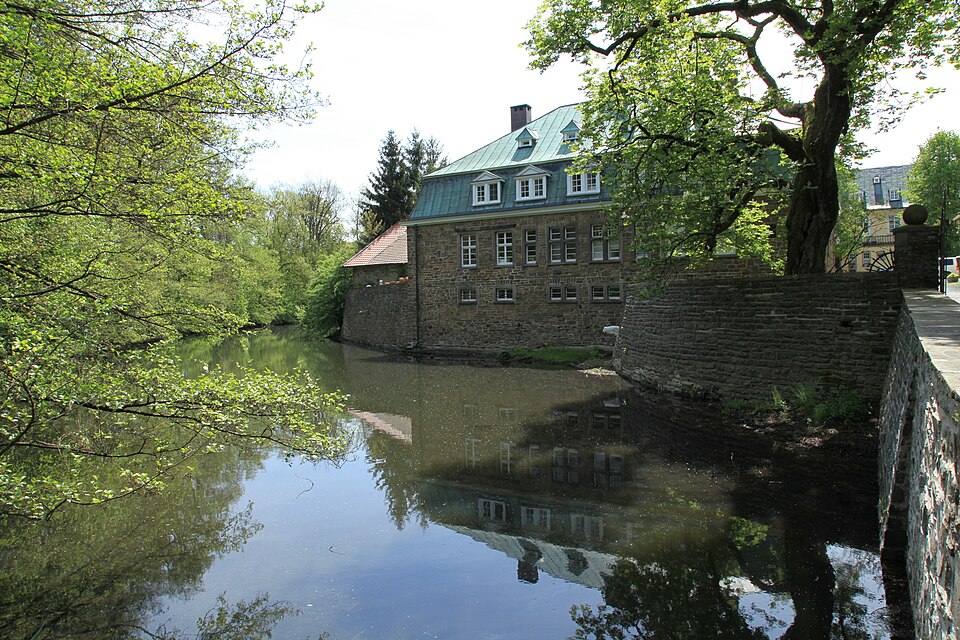 Umzug von Kierspe nach Zypern per Container: Kierspe Rhadermühle, Alter Mühlenweg, Haus Rhade ies – Foto: Frank Vincentz, CC BY-SA 3.0, via Wikimedia Commons Umzug von Kierspe nach Zypern per Container: Kierspe Rhadermühle, Alter Mühlenweg, Haus Rhade ies