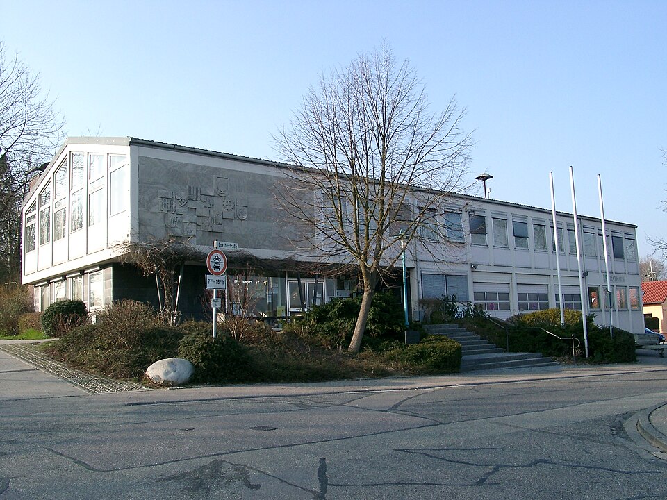Umzug von Kirchardt nach Zypern per Container: Kirchardt Rathaus – Foto: Rudolf Stricker, Public domain, via Wikimedia Commons Umzug von Kirchardt nach Zypern per Container: Kirchardt Rathaus