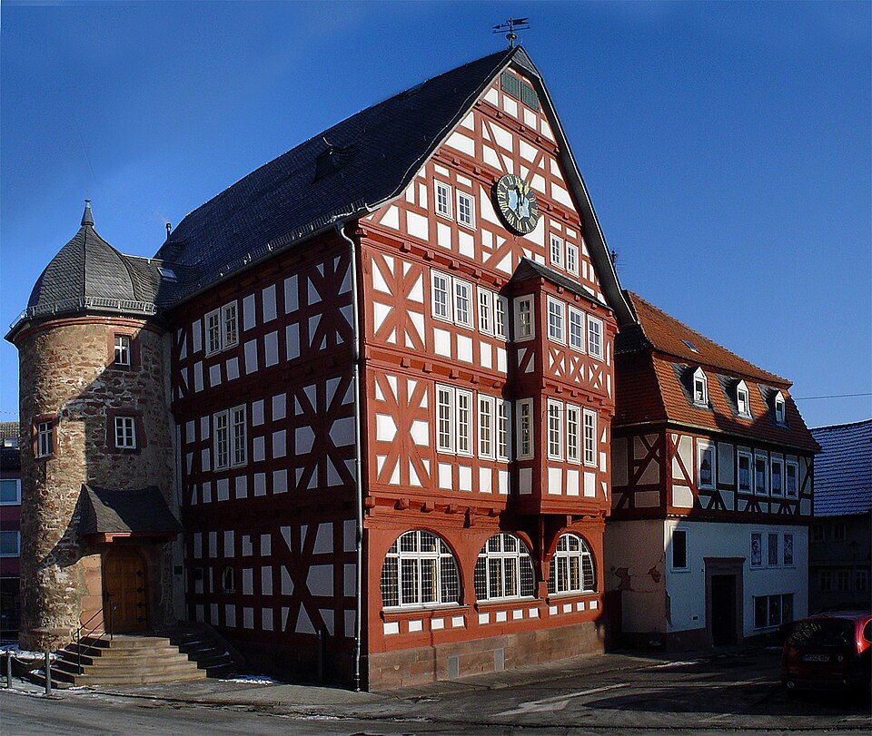 Umzug von Kirchhain nach Zypern per Container: Kirchhain city hall