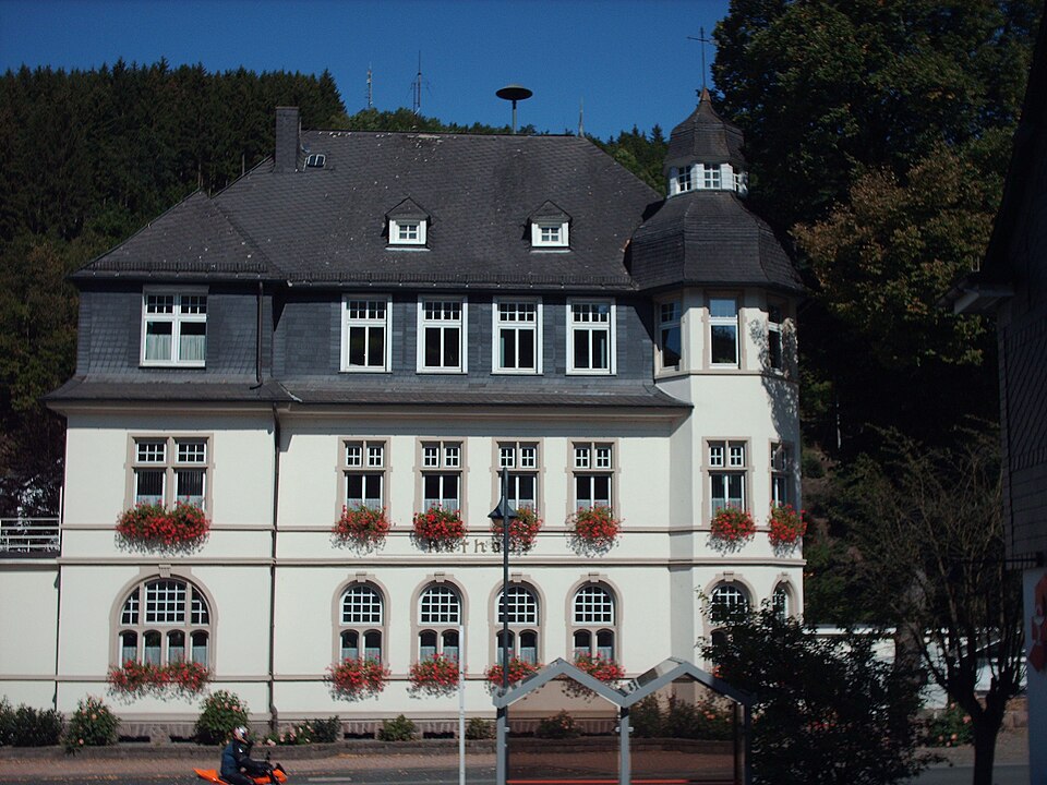 Umzug von Kirchhundem nach Zypern per Container: Rathaus Kirchhundem
