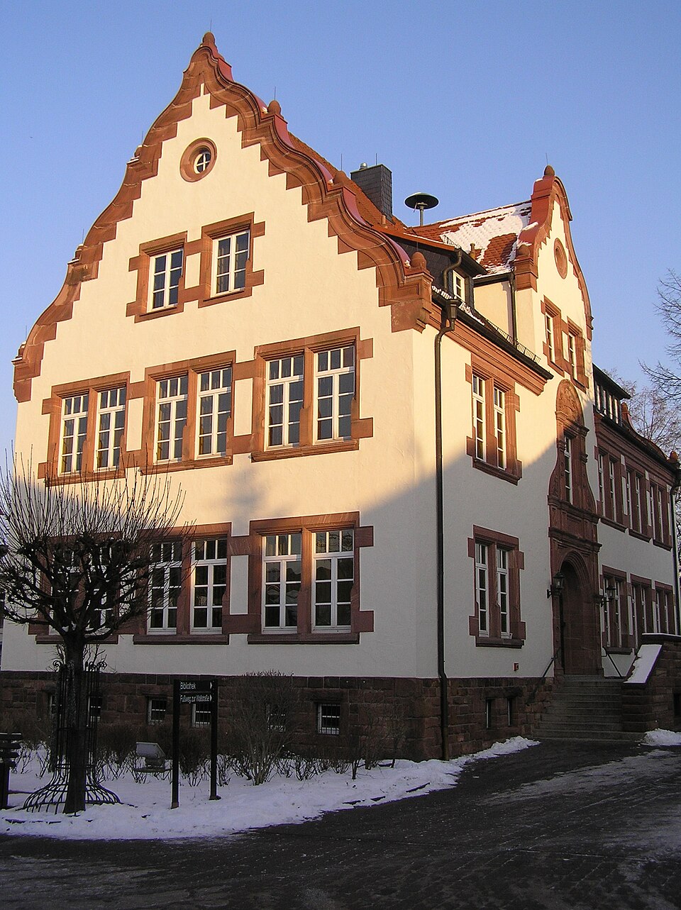 Umzug von Kleinwallstadt nach Zypern per Container: Kleinwallstadt Rathaus – Foto: Tilman AB, Public domain, via Wikimedia Commons Umzug von Kleinwallstadt nach Zypern per Container: Kleinwallstadt Rathaus