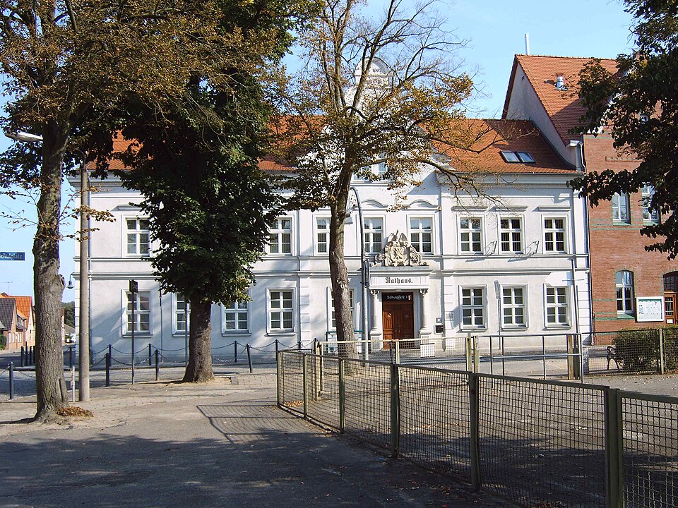 Umzug von Klötze nach Zypern per Container: Klötze Rathaus – Foto: Olaf Meister (Olaf2 at de.wikipedia), CC BY-SA 3.0, via Wikimedia Commons Umzug von Klötze nach Zypern per Container: Klötze Rathaus
