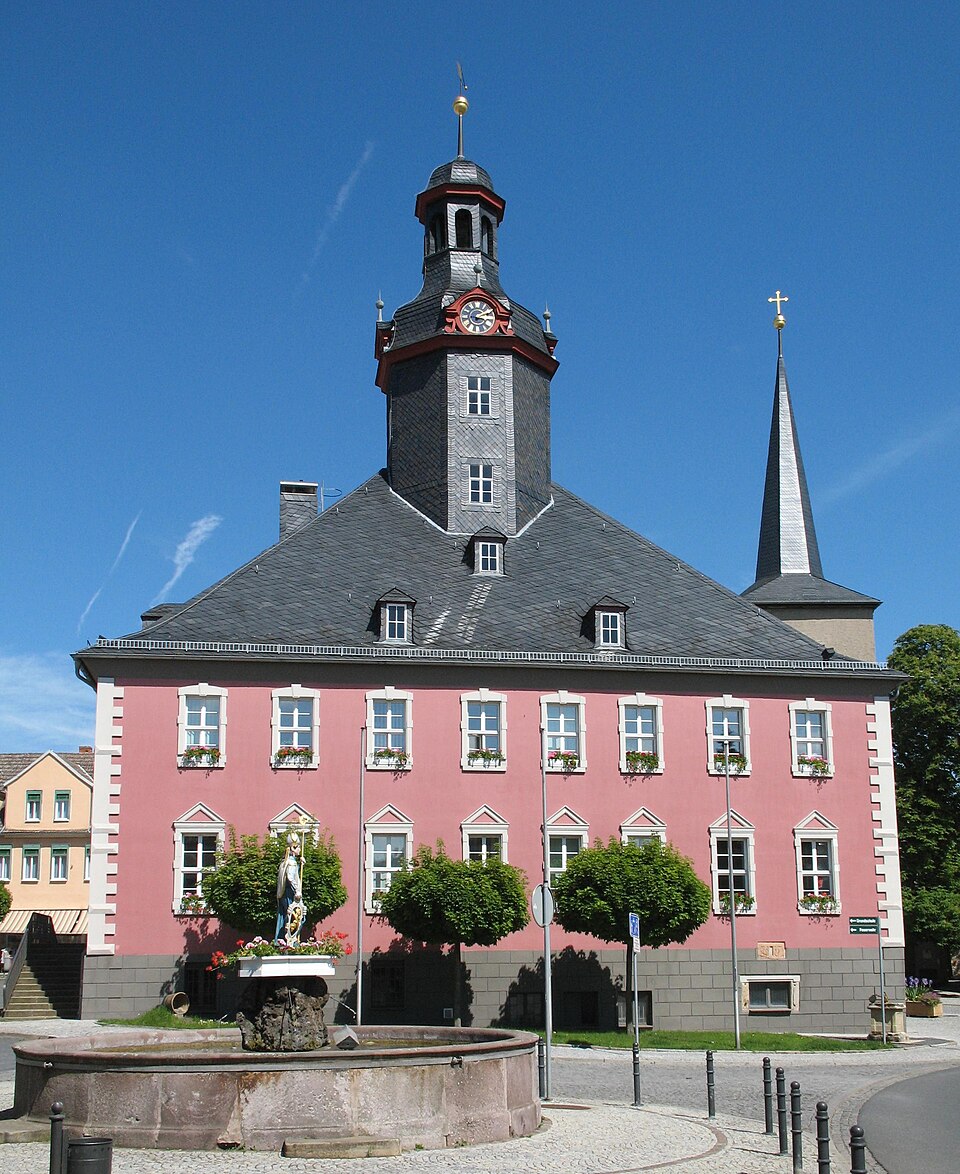 Umzug von Kölleda nach Zypern per Container: Koelleda town hall in Kölleda – Foto: Doris Antony, Berlin, CC BY-SA 4.0, via Wikimedia Commons Umzug von Kölleda nach Zypern per Container: Koelleda town hall in Kölleda