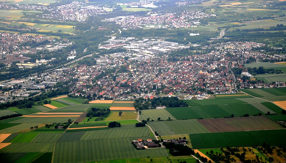 Umzug von Köngen nach Zypern per Container: Köngen Luftbild – Foto: Photo: Andreas Praefcke, Public domain, via Wikimedia Commons Umzug von Köngen nach Zypern per Container: Köngen Luftbild