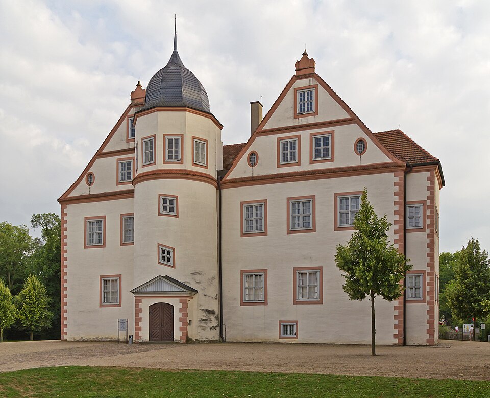 Umzug von Königs Wusterhausen nach Zypern per Palette: Koenigs Wusterhausen Schloss in Königs Wusterhausen – Foto: A.Savin, CC BY-SA 3.0, via Wikimedia Commons Umzug von Königs Wusterhausen nach Zypern per Palette: Koenigs Wusterhausen Schloss in Königs Wusterhausen