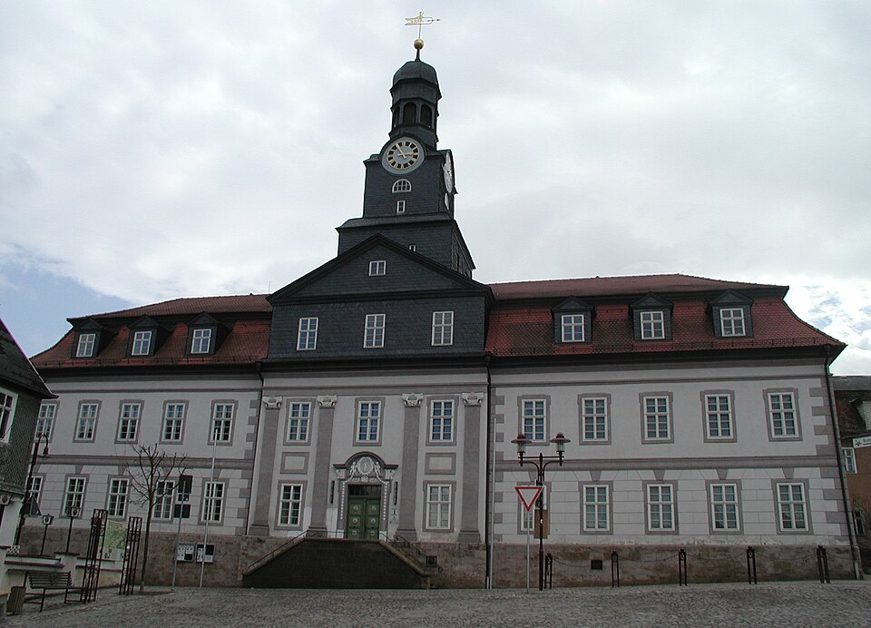 Umzug von Königsee nach Zypern per Palette: Town Hall Koenigsee Thuringia Germany in Königsee – Foto: Colin Marquardt, Copyrighted free use, via Wikimedia Commons Umzug von Königsee nach Zypern per Palette: Town Hall Koenigsee Thuringia Germany in Königsee