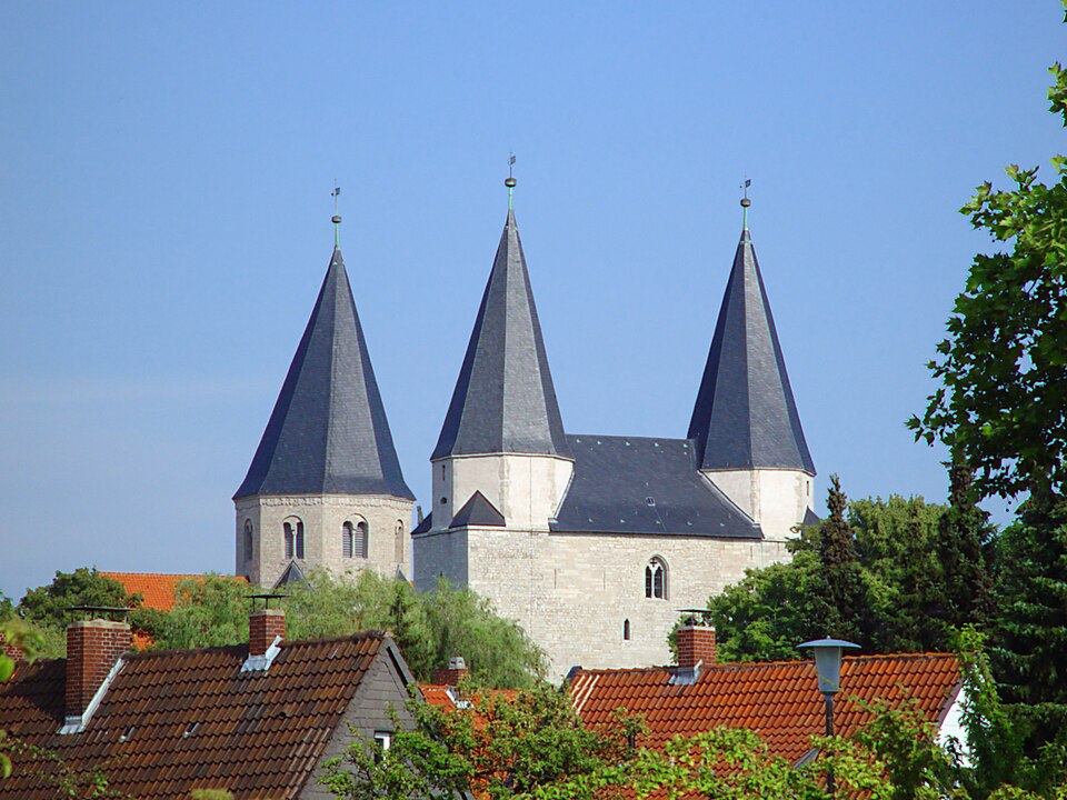 Umzug von Königslutter am Elm nach Zypern per Container: Kaiserdom Königslutter in Königslutter am Elm – Foto: ArtMechanic, CC BY-SA 3.0, via Wikimedia Commons Umzug von Königslutter am Elm nach Zypern per Container: Kaiserdom Königslutter in Königslutter am Elm