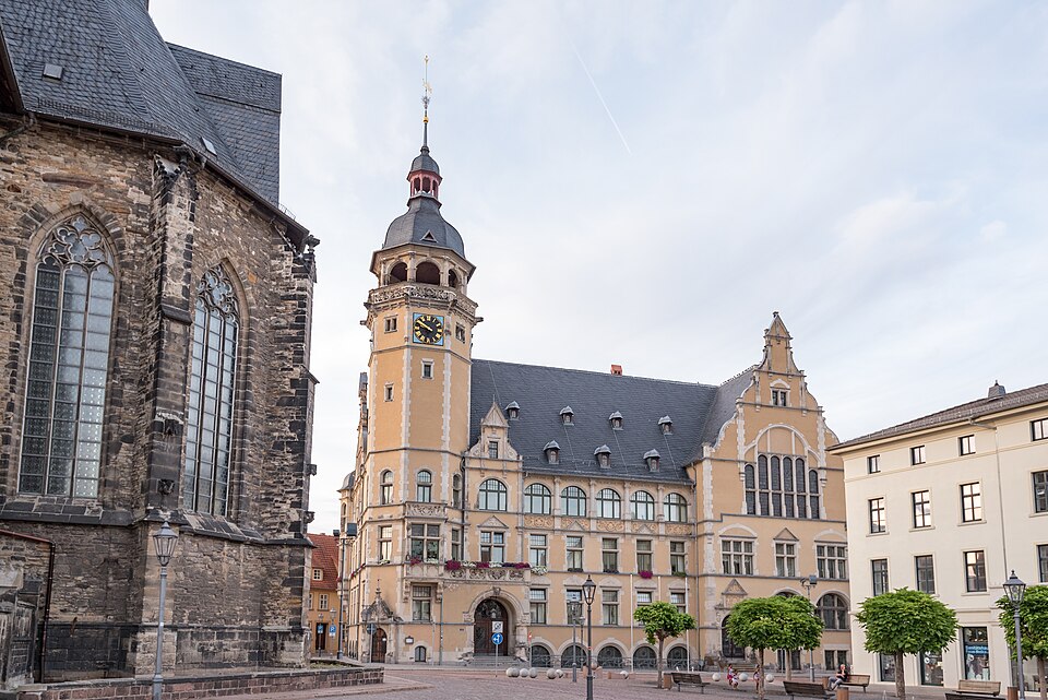 Umzug von Köthen (Anhalt) nach Zypern per Container: Marktstraße Rathaus, Köthen (Anhalt) – Foto: Tilman2007, CC BY-SA 4.0, via Wikimedia Commons Umzug von Köthen (Anhalt) nach Zypern per Container: Marktstraße Rathaus, Köthen (Anhalt)
