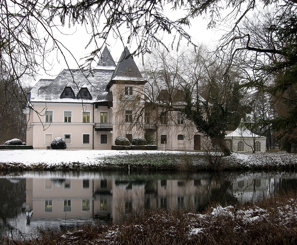 Umzug von Kolbermoor nach Zypern per Container: Schloss Pullach – Foto: Rufus46, CC BY-SA 3.0, via Wikimedia Commons Umzug von Kolbermoor nach Zypern per Container: Schloss Pullach
