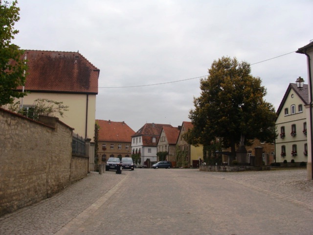 Umzug von Kolitzheim nach Zypern per Palette: Ensemble Marktplatz, Kolitzheim-Zeilitzheim – Foto: Monandowitsch, CC BY-SA 3.0, via Wikimedia Commons Umzug von Kolitzheim nach Zypern per Palette: Ensemble Marktplatz, Kolitzheim-Zeilitzheim