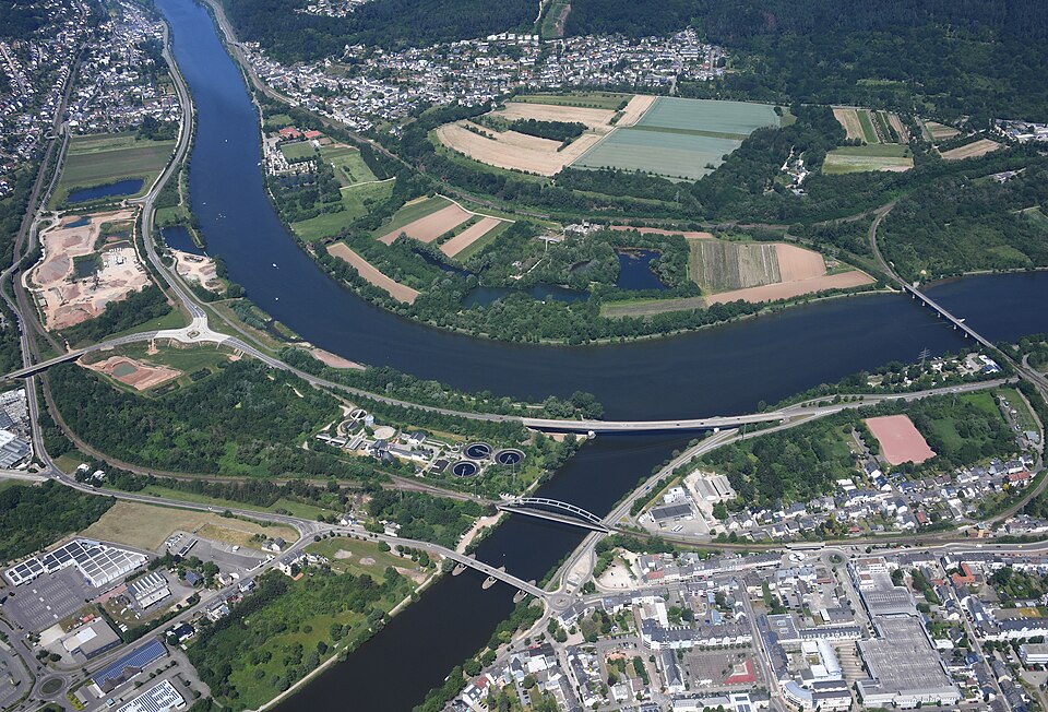 Umzug von Konz nach Zypern per Container: Aerial image of the confluence of the Saar and Moselle in Konz – Foto: Carsten Steger, CC BY-SA 4.0, via Wikimedia Commons Umzug von Konz nach Zypern per Container: Aerial image of the confluence of the Saar and Moselle in Konz