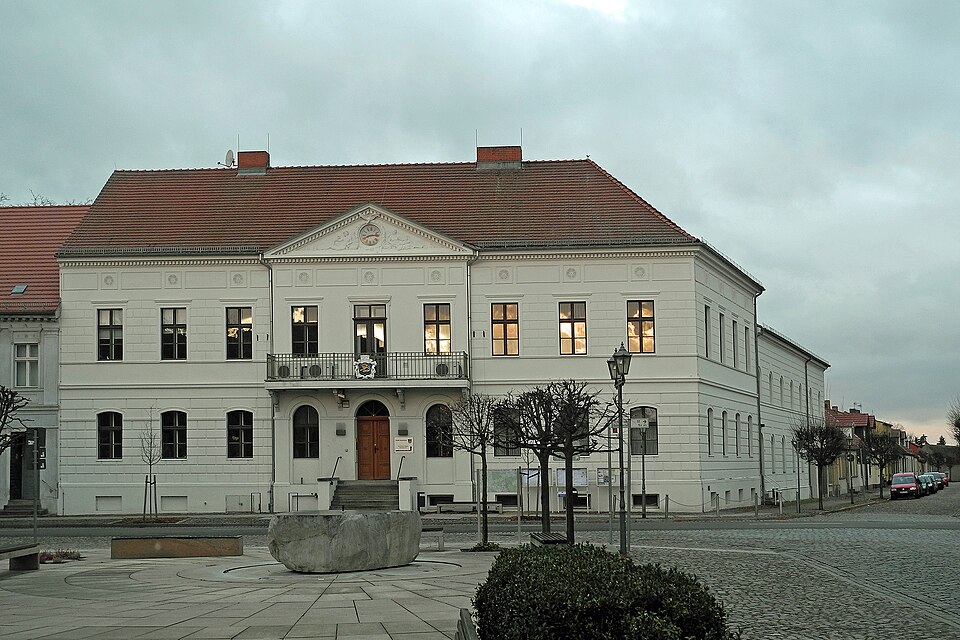 Umzug von Kremmen nach Zypern per Container: Kremmen Markt Rathaus – Foto: SchiDD, CC BY-SA 4.0, via Wikimedia Commons Umzug von Kremmen nach Zypern per Container: Kremmen Markt Rathaus