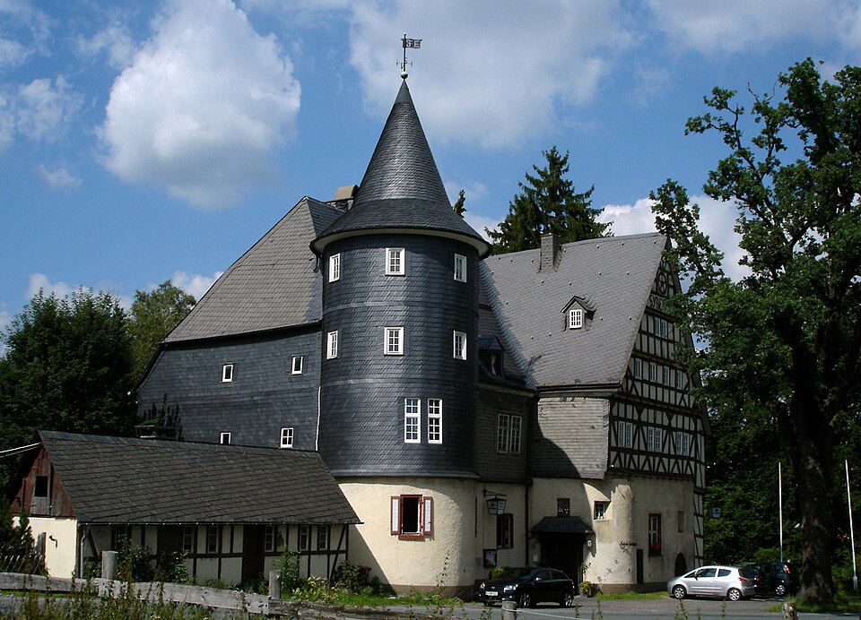 Umzug von Kreuztal nach Zypern per Container: Kreuztal Schloss Junkernhees – Foto: Bob Ionescu, Attribution, via Wikimedia Commons Umzug von Kreuztal nach Zypern per Container: Kreuztal Schloss Junkernhees