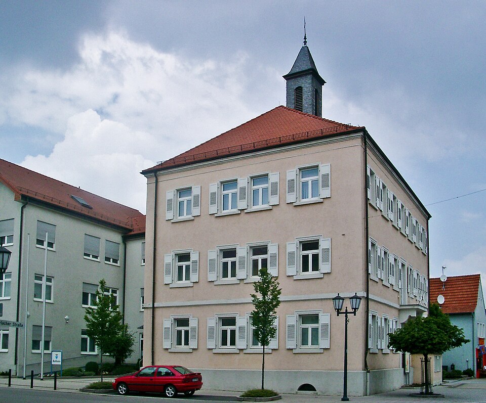 Umzug von Kronau nach Zypern per Container: Kronau Rathaus – Foto: Rudolf Stricker, CC BY-SA 3.0, via Wikimedia Commons Umzug von Kronau nach Zypern per Container: Kronau Rathaus