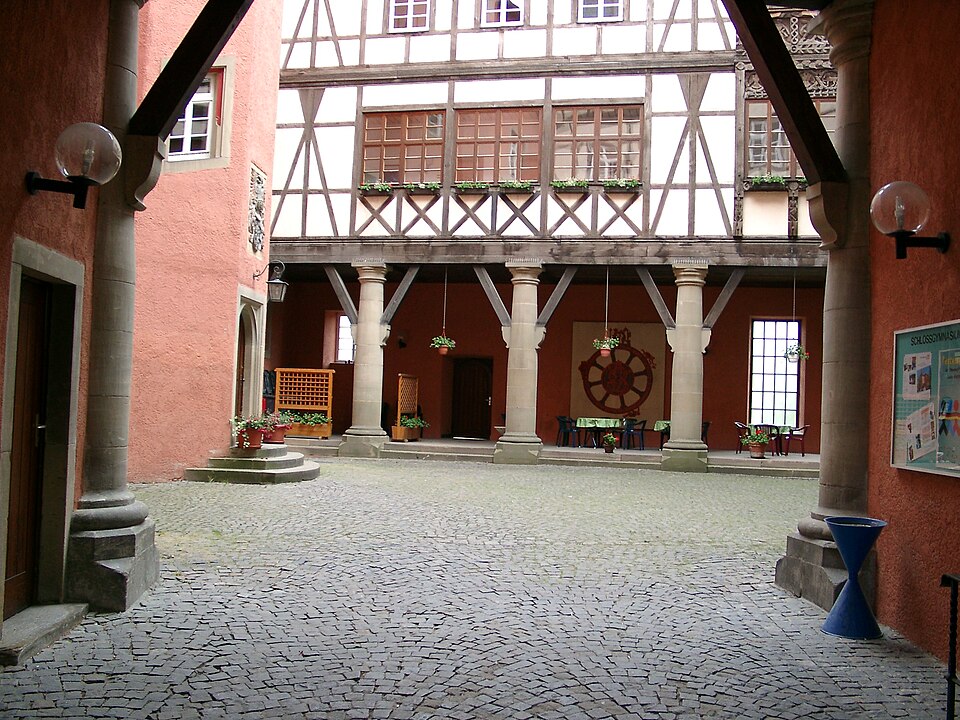 Umzug von Künzelsau nach Zypern per Container: Kuenzelsau Residenzschloss Innenhof in Künzelsau