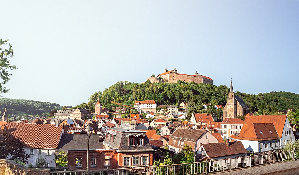 Umzug von Kulmbach nach Zypern per Container: Blick auf Kulmbach und die Plassenburg, Panorama