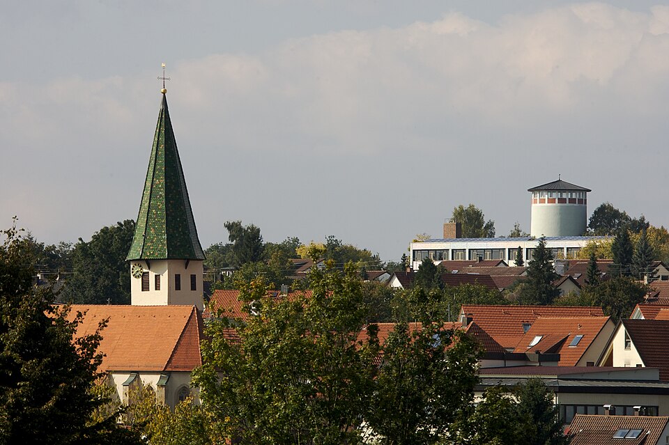 Umzug von Kusterdingen nach Zypern per Container: Kusterdingen Kirche Wasserturm – Foto: Benjamin.nagel, CC BY-SA 3.0, via Wikimedia Commons Umzug von Kusterdingen nach Zypern per Container: Kusterdingen Kirche Wasserturm