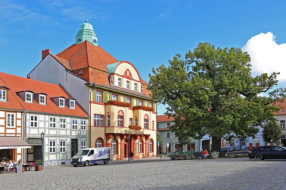 Umzug von Kyritz nach Zypern per Container: Kyritz, Marktplatz – Foto: W. Bulach, CC BY-SA 4.0, via Wikimedia Commons Umzug von Kyritz nach Zypern per Container: Kyritz, Marktplatz