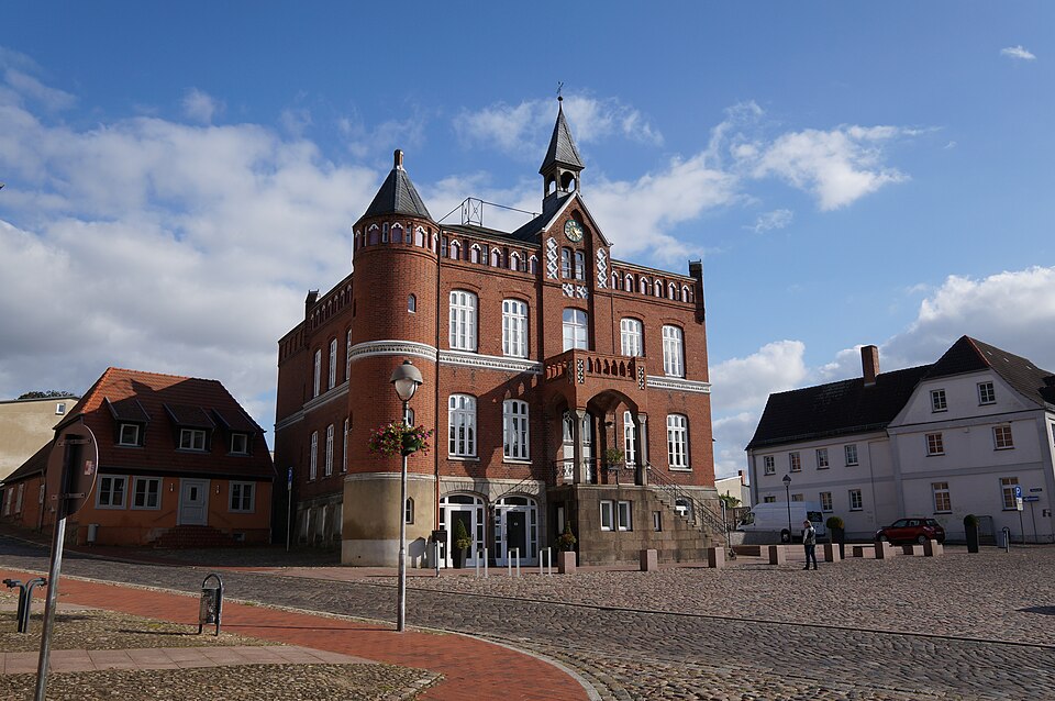 Umzug von Laage nach Zypern per Container: Rathaus Am Markt in Laage – Foto: Doculaage, CC BY-SA 3.0 de, via Wikimedia Commons Umzug von Laage nach Zypern per Container: Rathaus Am Markt in Laage