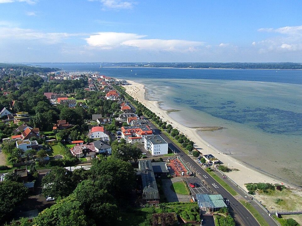 Umzug von Laboe nach Zypern per Container: Stadtansicht Laboe – Foto: Strandkrabbe, CC BY-SA 3.0, via Wikimedia Commons Umzug von Laboe nach Zypern per Container: Stadtansicht Laboe