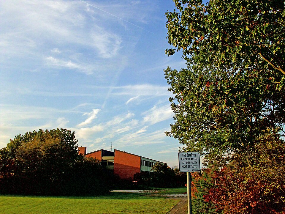 Umzug von Lachendorf nach Zypern per Container: Realschule Lachendorf – Foto: Josue007, CC BY-SA 3.0, via Wikimedia Commons Umzug von Lachendorf nach Zypern per Container: Realschule Lachendorf
