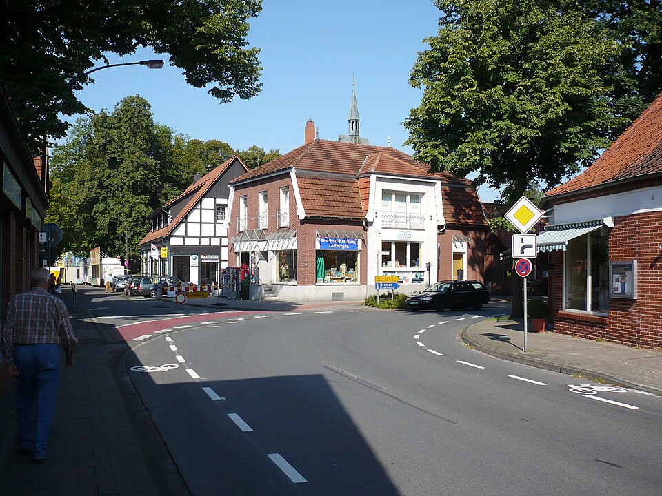 Umzug von Ladbergen nach Zypern per Container: Ladbergen Dorfstrasse – Foto: Francis Flinch, CC BY 3.0, via Wikimedia Commons Umzug von Ladbergen nach Zypern per Container: Ladbergen Dorfstrasse