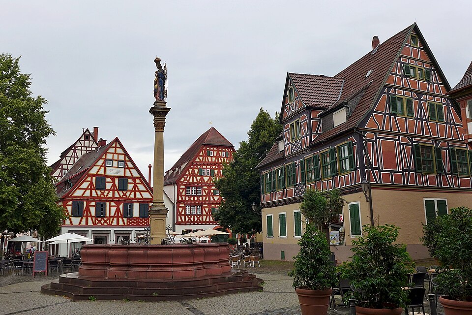 Umzug von Ladenburg nach Zypern per Container: Marktplatz, Ladenburg – Foto: Bahnfrend, CC BY-SA 4.0, via Wikimedia Commons Umzug von Ladenburg nach Zypern per Container: Marktplatz, Ladenburg