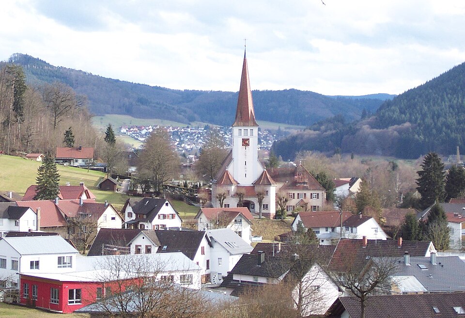 Umzug von Lahr/Schwarzwald nach Zypern per Container: Kuhbach b. Lahr, Ortsansicht mit Pfarrkirche, (Landschaftsbild) in – Foto: R.Denzer, CC BY 3.0, via Wikimedia Commons Umzug von Lahr/Schwarzwald nach Zypern per Container: Kuhbach b. Lahr, Ortsansicht mit Pfarrkirche, (Landschaftsbild) in
