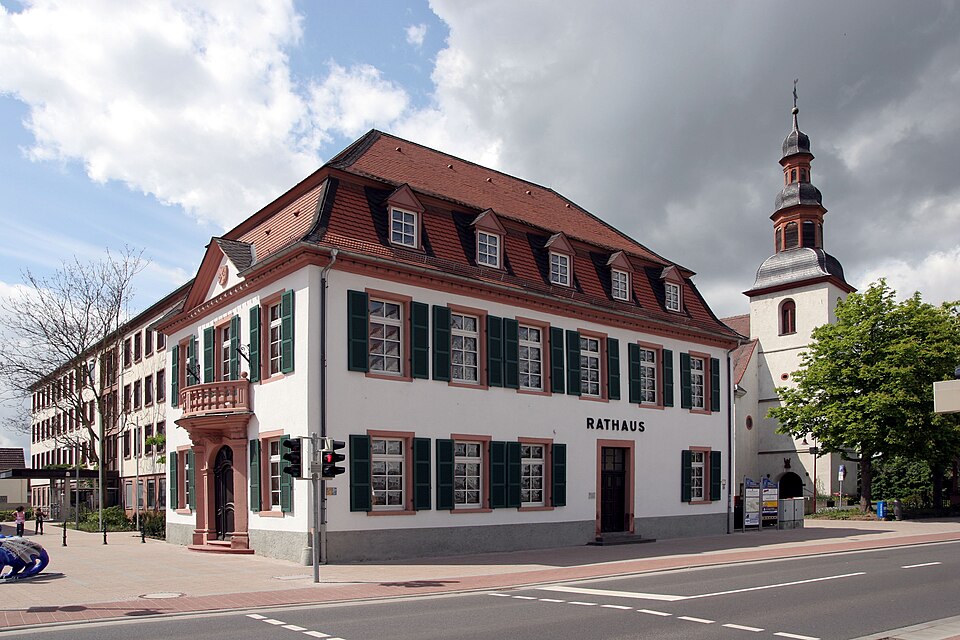 Umzug von Lampertheim nach Zypern per Container: Lampertheim Rathaus