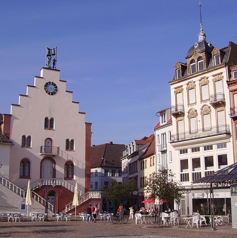 Umzug von Landau in der Pfalz nach Zypern per Container: Landau Rathausplatz in Landau in der Pfalz