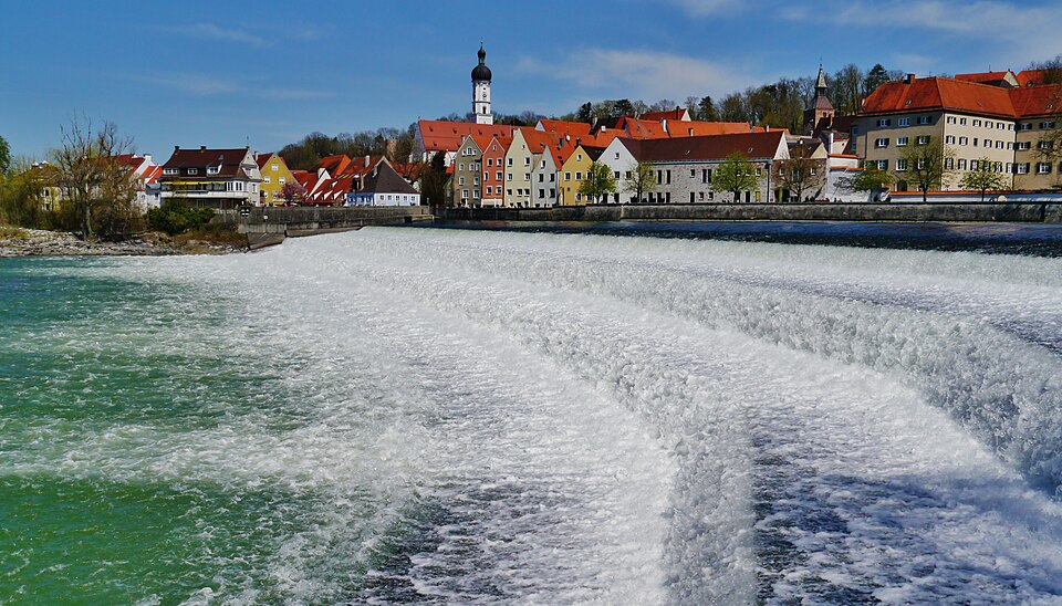 Umzug von Landsberg am Lech nach Zypern per Container: Landsberg Lechschnellen in Landsberg am Lech – Foto: Zairon, CC BY-SA 4.0, via Wikimedia Commons Umzug von Landsberg am Lech nach Zypern per Container: Landsberg Lechschnellen in Landsberg am Lech
