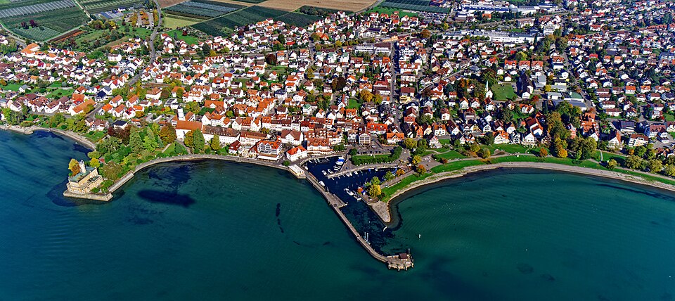 Umzug von Langenargen nach Zypern per Container: Flug mit dem Zeppelin über Kressbronn und Langenargen am Bodensee – Foto: Holger Uwe Schmitt, CC BY-SA 4.0, via Wikimedia Commons Umzug von Langenargen nach Zypern per Container: Flug mit dem Zeppelin über Kressbronn und Langenargen am Bodensee