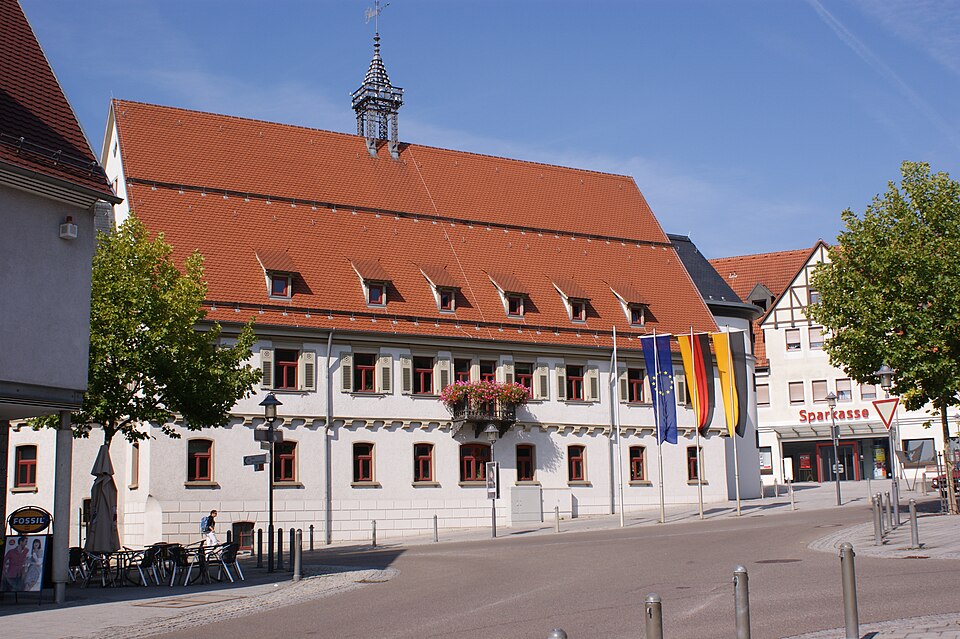 Umzug von Langenau nach Zypern per Container: Das Langenauer Rathaus – Foto: der_psycho_78, CC BY 3.0, via Wikimedia Commons Umzug von Langenau nach Zypern per Container: Das Langenauer Rathaus