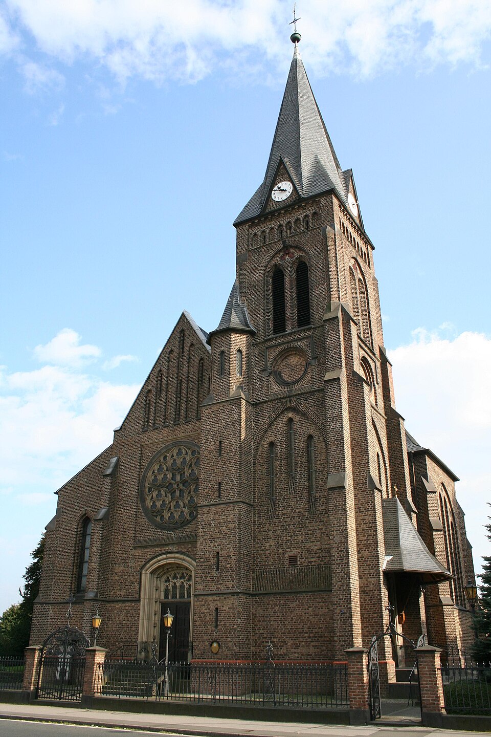 Umzug von Langenfeld (Rheinland) nach Zypern per Container: St Barbara Langenfeld in Langenfeld (Rheinland) – Foto: Fabian Köster, CC BY-SA 3.0, via Wikimedia Commons Umzug von Langenfeld (Rheinland) nach Zypern per Container: St Barbara Langenfeld in Langenfeld (Rheinland)