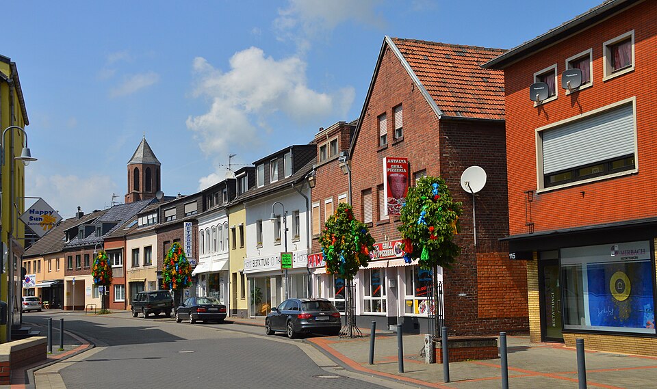 Umzug von Langerwehe nach Zypern per Container: Langerwehe Hauptstrasse – Foto: Cyberolm, CC BY-SA 4.0, via Wikimedia Commons Umzug von Langerwehe nach Zypern per Container: Langerwehe Hauptstrasse