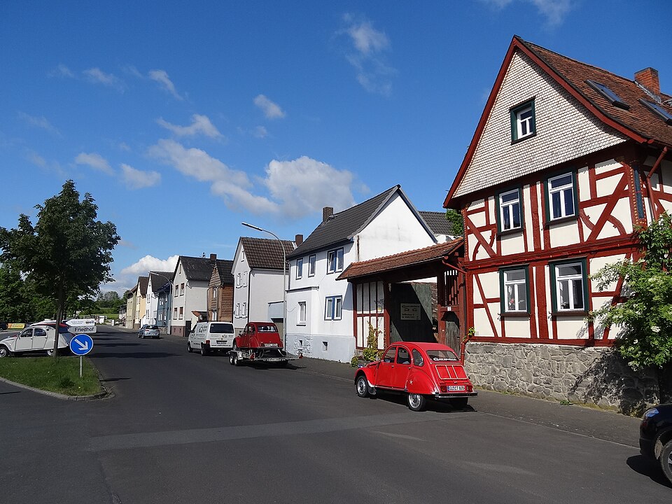 Umzug von Langgöns nach Zypern per Container: Schillerstraße (Lang-Göns) in Langgöns – Foto: Cherubino, CC BY-SA 3.0, via Wikimedia Commons Umzug von Langgöns nach Zypern per Container: Schillerstraße (Lang-Göns) in Langgöns