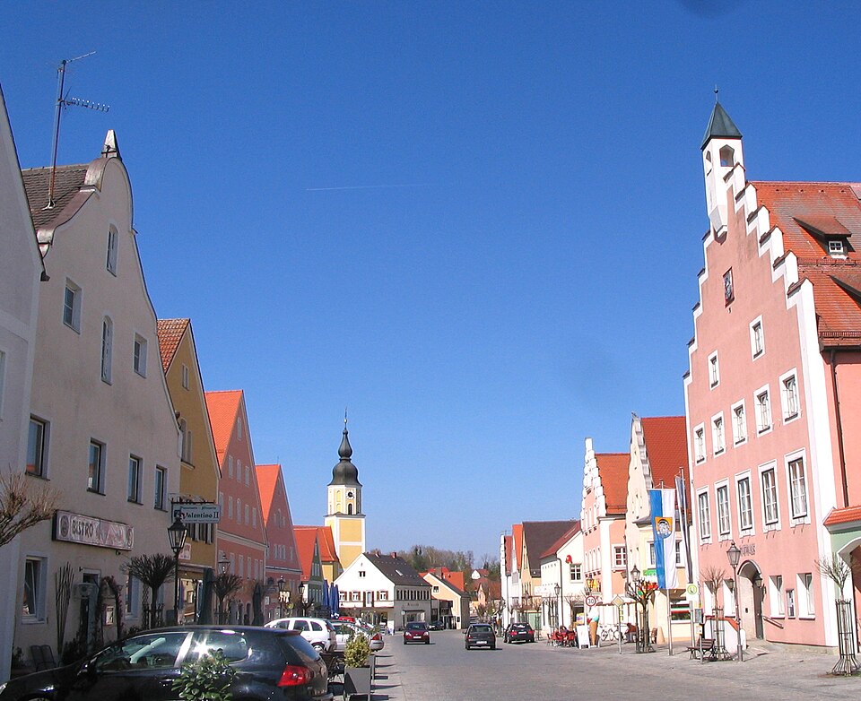Umzug von Langquaid nach Zypern per Container: Langquaid Marktplatz – Foto: Dede2, Public domain, via Wikimedia Commons Umzug von Langquaid nach Zypern per Container: Langquaid Marktplatz
