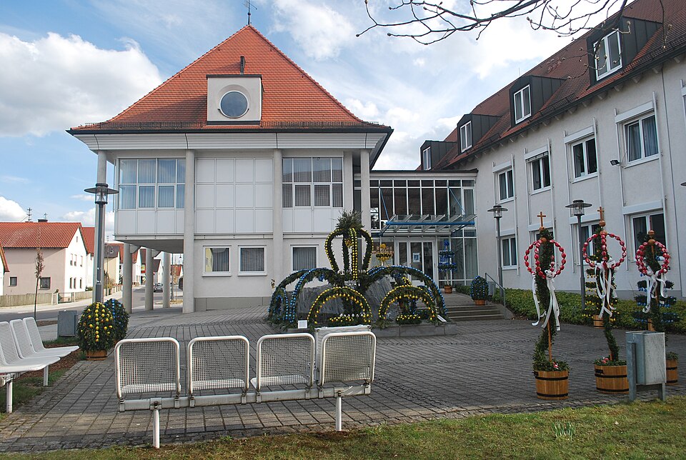 Umzug von Langweid nach Zypern per Container: Rathaus Langweid