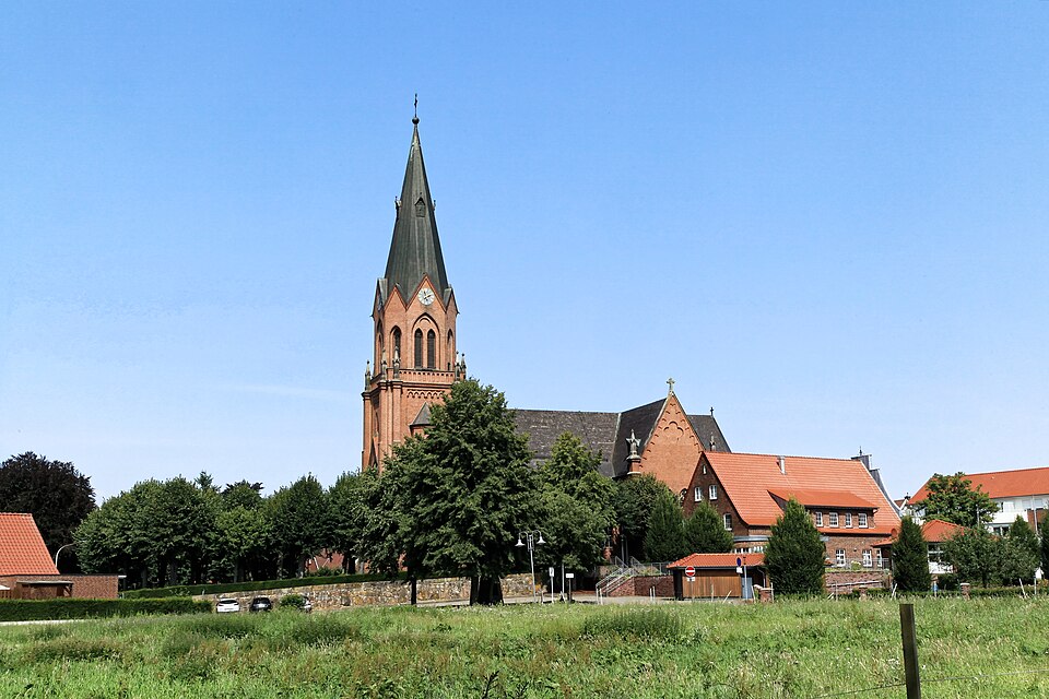 Umzug von Lathen nach Zypern per Container: Burgstraße + Kirchengarten + St. Vitus ies in Lathen – Foto: Frank Vincentz, CC BY-SA 3.0, via Wikimedia Commons Umzug von Lathen nach Zypern per Container: Burgstraße + Kirchengarten + St. Vitus ies in Lathen
