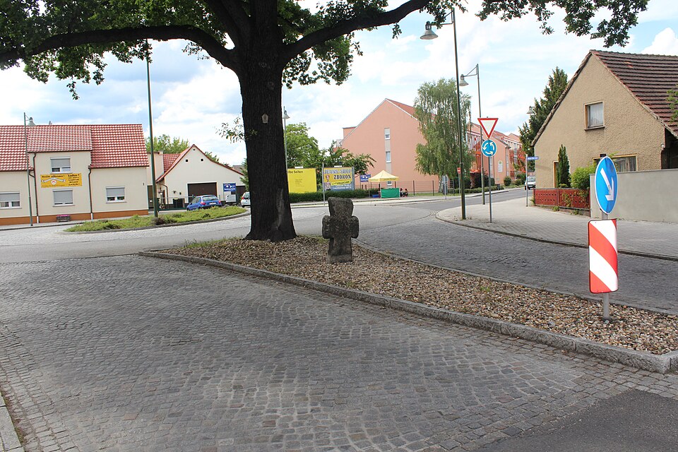 Umzug von Lauchhammer nach Zypern per Container: Steinkreuz Lauchhammer sb – Foto: S. John, Elsterwerda, CC BY-SA 3.0, via Wikimedia Commons Umzug von Lauchhammer nach Zypern per Container: Steinkreuz Lauchhammer sb